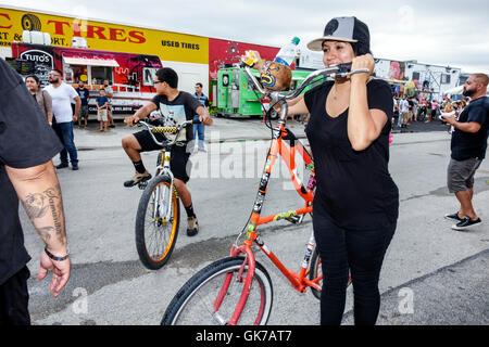 Miami Florida,Hialeah,Leah Arts District,groupe de la communauté, Street fair,hispanique Latin Latino immigrants ethniques minorités,filles,jeunes Banque D'Images