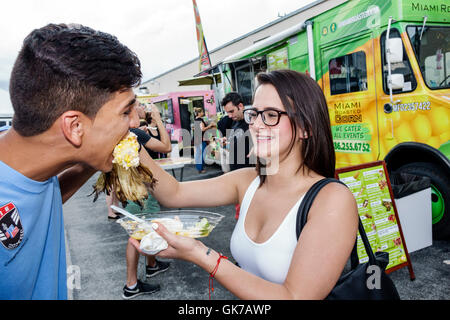 Miami Florida,Hialeah,Leah Arts District,groupe de la communauté, foire de rue, hispanique latin Latino-Latino immigrants ethniques minorités,adulte,adultes,homme Banque D'Images