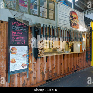 Surf and Turf burger food dans le nouveau restaurant de l'alimentation de rue sur Papirøen, du papier, de l'île de Copenhague. L'alimentation de rue de Copenhague. Banque D'Images