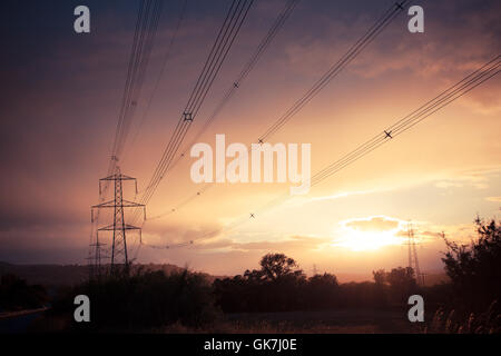 Pylônes et lignes électriques ar avec un crépuscule moody sky de l'environnement Banque D'Images