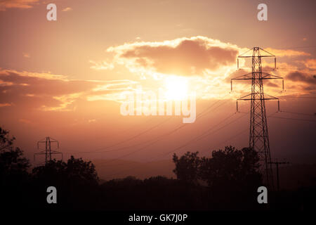 Pylônes et lignes électriques ar avec un crépuscule moody sky de l'environnement Banque D'Images