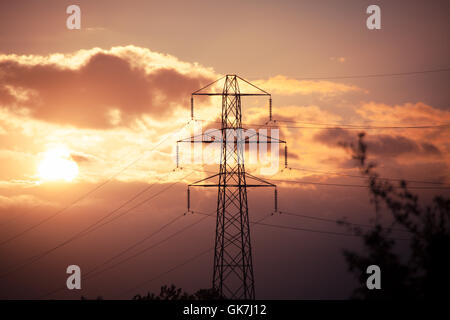 Pylônes et lignes électriques ar avec un crépuscule moody sky de l'environnement Banque D'Images