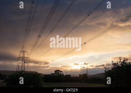 Pylônes et lignes électriques ar avec un crépuscule moody sky de l'environnement Banque D'Images