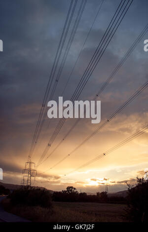 Pylônes et lignes électriques ar avec un crépuscule moody sky de l'environnement Banque D'Images