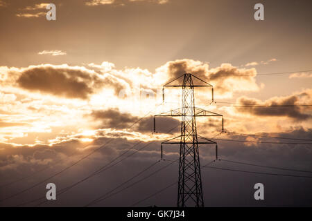 Pylônes et lignes électriques ar avec un crépuscule moody sky de l'environnement Banque D'Images