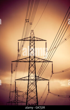 Pylônes et lignes électriques ar avec un crépuscule moody sky de l'environnement Banque D'Images