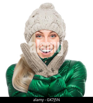 Portrait of cute blonde woman in winter clothes surpris ou heureux. Isolé sur fond blanc. Banque D'Images