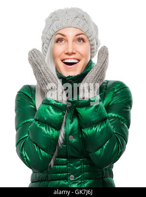 Portrait of cute blonde woman in winter clothes surpris ou heureux. Isolé sur fond blanc. Banque D'Images