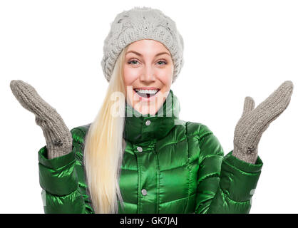 Portrait of cute blonde woman in winter clothes surpris ou heureux. Isolé sur fond blanc. Banque D'Images