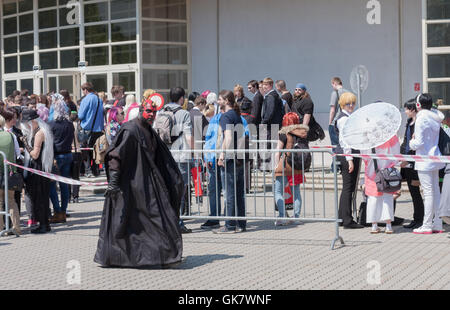 BRNO, République tchèque - 30 avril 2016 : Cosplayeuse habillée en personnage de Star Wars Darth Maul promenades autour de visiteurs Banque D'Images