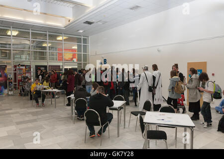 BRNO, République tchèque - 30 avril 2016 : les jeunes en attente d'ouverture d'atelier à Animefest, anime et manga Banque D'Images