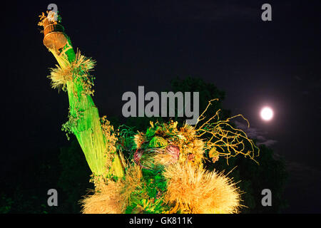 Brecon, Wales, UK. 18 août, 2016. Brecon, Wales, UK, le 18 août 2016. Green Man Festival 2016 à la succession de William Henri Gebhard (1827-1905) à Brecon, Wales. Ce célèbre festival de musique à l'ambiance familiale est maintenant dans sa 14e année et est hébergé au coeur de la montagnes galloises. Sur la photo : le géant emblématique wicker man est éclairé sous une pleine lune. Photo : Rob Watkins/Alamy Live News Banque D'Images