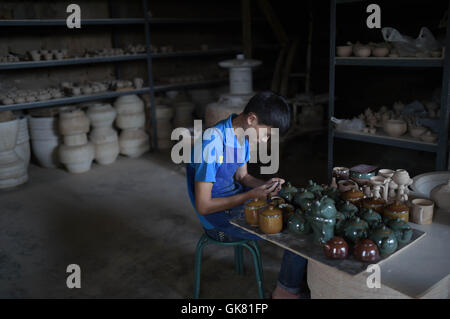 Huili, la province chinoise du Sichuan. Août 18, 2016. Un groupe de personnel prennent une base de vert-poterie émaillée de Huili County de Liangshan Préfecture autonome Yi, au sud-ouest de la province chinoise du Sichuan, le 18 août 2016. Le livre vert-poterie émaillée de Huili bénéficie d'une grande renommée dans le Sichuan. Il est nommé comme la poterie "vert" parce qu'il contient qui devient vert de malachite après la gravure à haute température. Il a été répertorié comme le patrimoine culturel immatériel du Sichuan en 2009. © Xue Yubin/Xinhua/Alamy Live News Banque D'Images