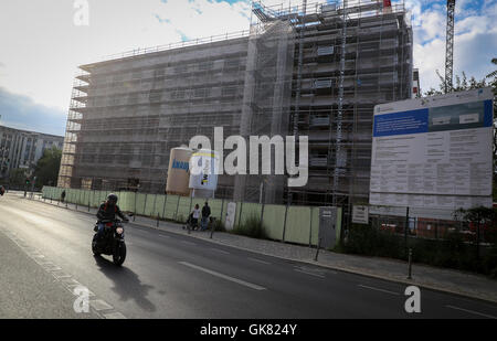 Berlin, Allemagne. Août 18, 2016. Un motard passant le Deutschlandhaus ('Chambre d'Allemagne') à Berlin, Allemagne, 18 août 2016. L'Deutschlandhaus est restaurée afin de devenir l'exposition dcoumentation et centre de la fondation "Flucht, Vertreibung, Versoehnung" (lit. 'Vol, de déplacements, de conciliation"). PHOTO : KAY NIETFELD/dpa/Alamy Live News Banque D'Images