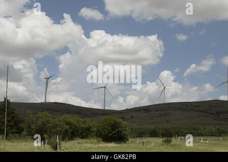 Lawton, Oklahoma, USA. Nov 8, 2016. Les éoliennes se dressent au-dessus un vieux cimetière près de la Native American Wichita Mountains Wildlife Refuge. Le refuge, situé dans le sud-ouest de l'Utah près de Lawton, a été créé en 1901. En 1907, la American Bison Society transportés 15 bisons, six taureaux et neuf vaches, de la New York Zoological Park pour le refuge. A cette époque, les bisons avaient été éteints sur les grandes plaines du sud pendant 30 ans. La harde de bisons compte maintenant environ 650 sur le refuge. Plus tard longhorn steer et le wapiti était situé là. C'est le plus ancien établissement de la faune géré dans l'United State Banque D'Images