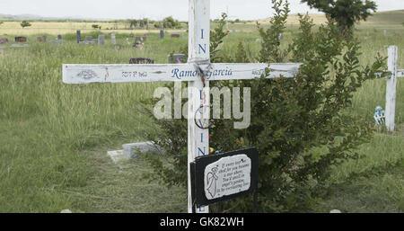 Lawton, Oklahoma, USA. Nov 8, 2016. Un vieil Indien tombe est trouvé dans un cimetière de l'église dans la montagne de Wichita. Créé en 1901, Wichita Mountains Wildlife Refuge près de Lawton, Oklahoma, est une des plus de 556 refuges gérés à travers les États-Unis. Les 59 020 acres refuge accueille une pièce rare du passé. Le refuge offre un habitat pour les grands herbivores indigènes comme le bison d'Amérique, Rocky Mountain Elk et le cerf de Virginie. Bovins Texas Longhorn partagent également le refuge de parcours comme un héritage culturel et historique des espèces. Lorsque le président Teddy Roosevelt voulait reintrodu Banque D'Images