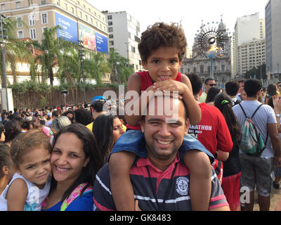 Rio de Janeiro, Brésil. Août 18, 2016. Natalia Martinez, son mari Antolin et leurs enfants prendre des autoportraits avec la flamme olympique à Rio de Janeiro, Brésil, 18 août 2016. Photo : Georg Ismar/dpa/Alamy Live News Banque D'Images