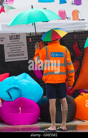 Bournemouth, Royaume-Uni. Août 19, 2016. Jour de pluie mouillé à la plage de Bournemouth. Titulaire de décrochage à Bournemouth Air Festival ne bonne entreprise Vente de parapluies ! . Credit : Carolyn Jenkins/Alamy Live News Banque D'Images