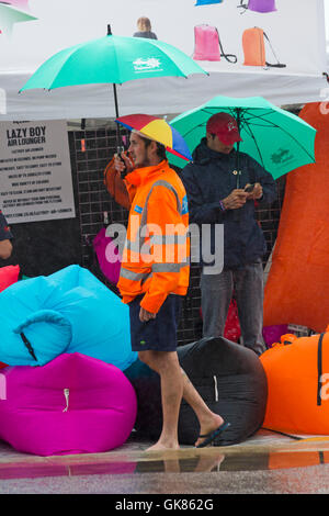 Bournemouth, Royaume-Uni. Août 19, 2016. Jour de pluie mouillé à la plage de Bournemouth. Titulaire de décrochage à Bournemouth Air Festival ne bonne entreprise Vente de parapluies ! . Credit : Carolyn Jenkins/Alamy Live News Banque D'Images