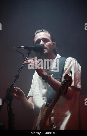 Brecon Beacons, Pays de Galles, Royaume-Uni. Août 18, 2016. Hayden Thorpe de les bêtes sauvages de pavillon le jeudi, sur le 2016 Green Man Festival dans les Brecon Beacons, dans le sud du Pays de Galles Credit : Roger Garfield/Alamy Live News Banque D'Images