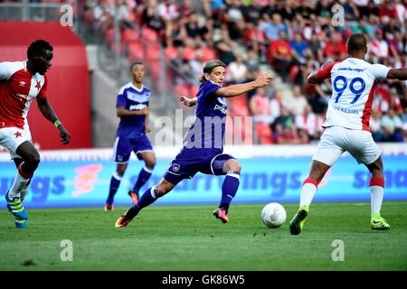 Prague, République tchèque. Août 18, 2016. L'UEFA Europa League. Le Slavia Prague contre Anderlecht. Gino Van Kessel de Slavia couvre Dennis Praet le RSC Anderlecht le milieu de terrain de l'Action © Plus Sport/Alamy Live News Banque D'Images