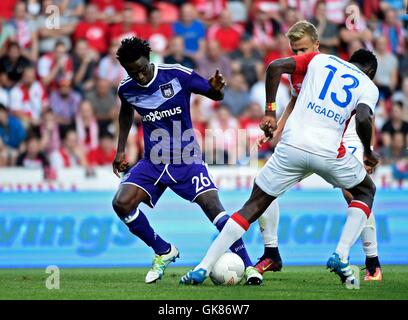 Prague, République tchèque. Août 18, 2016. L'UEFA Europa League. Le Slavia Prague contre Anderlecht. Idrissa Sylla avant de le RSC Anderlecht est abordé par NGadeu de Slavia © Plus Sport Action/Alamy Live News Banque D'Images