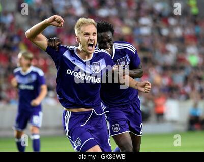 Prague, République tchèque. Août 18, 2016. L'UEFA Europa League. Le Slavia Prague contre Anderlecht. Lukas Teodorczyk en avant de le RSC Anderlecht célèbre avec ses coéquipiers après avoir marqué l'Action © Plus Sport/Alamy Live News Banque D'Images