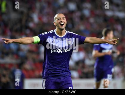 Prague, République tchèque. Août 18, 2016. L'UEFA Europa League. Le Slavia Prague contre Anderlecht. Sofiane Hanni terrain de RSC Anderlecht célèbre avec ses coéquipiers après avoir marqué l'Action © Plus Sport/Alamy Live News Banque D'Images