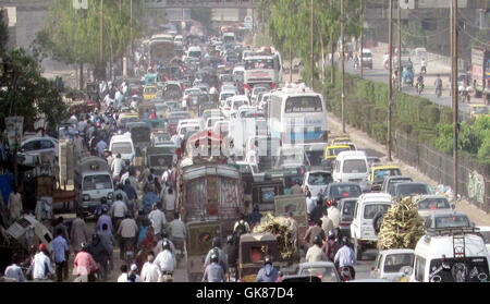 Un très grand nombre de moteurs coincé dans la grille à proximité- Gulshan-e l'Ghareebabad Iqbal localité en raison de mouvement VIP, à Karachi le Vendredi, Août 19, 2016. Banque D'Images