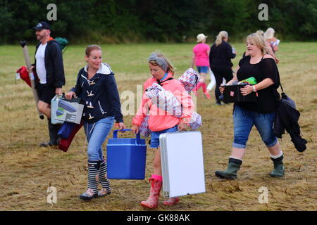 Henley-on-Thames, Royaume-Uni. 19 août, 2016. Retour rapide au sud 80s Music Festival, Henley-on-Thames. En dépit de la pluie, les fêtards étaient vêtus pour l'occasion. Credit : Uwe Deffner/Alamy Live News Banque D'Images