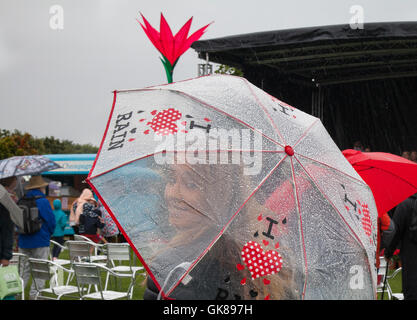 Southport, Merseyside, Météo France. 19 août, 2016 Les précipitations sur Flower Show foule le 2ème jour de la 48e assemblée annuelle extravagance floral. En dépit de l'augmentation de la tempête de vent et les détenteurs de billets conditions a continué à profiter du spectacle et du divertissement en dépit de prévisions de vents de force de tempête plus tard dans la journée. Credit : MediaWorldImages/Alamy Live News Banque D'Images