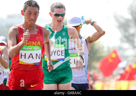 Rio de Janeiro, Brésil. Août 19, 2016. Han Yucheng (CHN) et Brendan Boyce (IRL) au cours de la marche athlétique en athlétisme aux Jeux Olympiques de Rio 2016 à Pontal. (Photo : Fernanda Paradizo/Fotoarena) Crédit : Foto Arena LTDA/Alamy Live News Banque D'Images