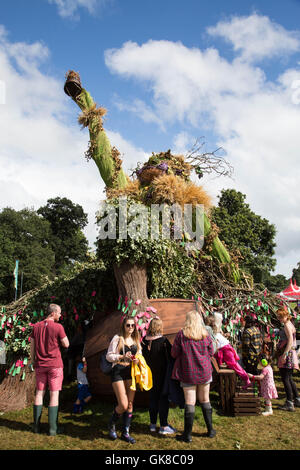 Brecon, Wales, UK. 18 août, 2016. Brecon, Wales, UK, le 18 août 2016. La première journée de l'homme vert Festival 2016 à la succession de William Henri Gebhard (1827-1905) à Brecon, Wales. La première journée a été béni avec un mélange de météo, pluies torrentielles et un soleil brillant. Sur la photo : l'action et des scènes de foule du vendredi autour du festival y compris ici à l'homme d'osier. Photo : Rob Watkins/Alamy Live News Banque D'Images