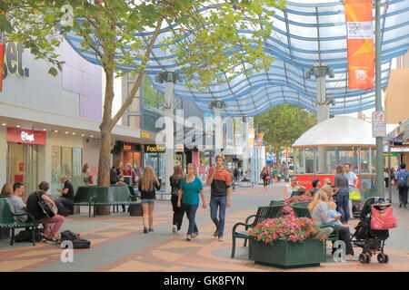 Les gens magasinent dans Elizabeth Street shopping mall à Hobart, Tasmanie, Australie. Banque D'Images