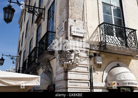 De belles décorations à l'angle de certains bâtiments anciens à Lisbonne, Portugal Banque D'Images