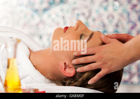 Bien-être - woman receiving head massage in spa Banque D'Images