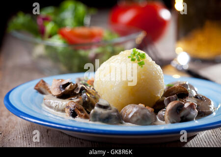 Boulettes de pommes de terre avec une sauce aux champignons bavarian Banque D'Images