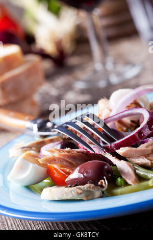 Salade niçoise français sur une plaque Banque D'Images