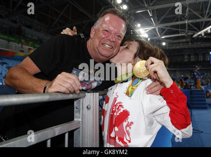 Great Britain's Jade Jones avec son grand-père alors qu'elle célèbre une médaille d'or chez les femmes de la 57kg Taekwondo le treizième jour du temps des Jeux Olympiques de Rio, au Brésil. Banque D'Images