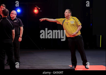 Sydney, Australie. Août 18, 2016. James Wade (FRA) joue une balle dans son match contre Harley Kemp (AUS) au cours de la première ronde de la Ladbrokes Sydney fléchettes maîtres. Dave Chisnall a gagné son match contre Harley Kemp 6-1 au Star Event Center. Credit : Hugh Peterswald/Pacific Press/Alamy Live News Banque D'Images