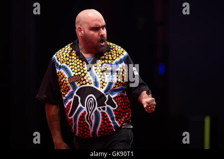 Sydney, Australie. Août 18, 2016. Les joueur Australien Kyle Anderson réagit à son match 6-1 victoire contre Raymond van Barneveld (NED) au cours de la première ronde de la Ladbrokes Sydney fléchettes maîtres à la Star Event Center. Credit : Hugh Peterswald/Pacific Press/Alamy Live News Banque D'Images