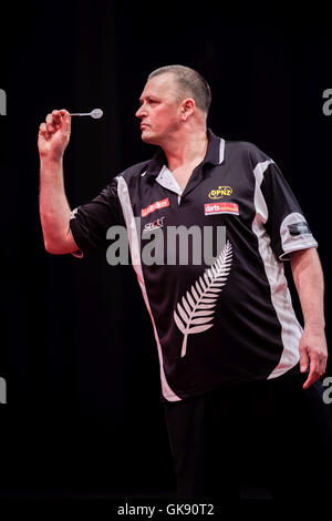 Sydney, Australie. Août 18, 2016. Rob Szabo (NZL) joue un coup pendant son match Adrian Lewis (FRA) contre de la première ronde de la Ladbrokes Sydney fléchettes maîtres. Adrian Lewis a gagné son match contre Rob Szabo 6-3 au Star Event Center. Credit : Hugh Peterswald/Pacific Press/Alamy Live News Banque D'Images