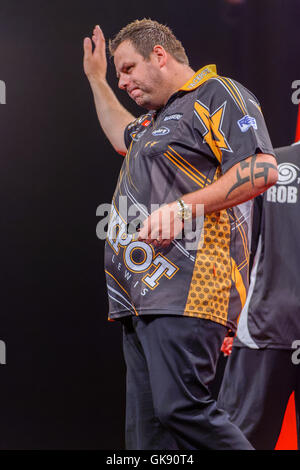 Sydney, Australie. Août 18, 2016. Adrian Lewis (FRA) reconnaît la foule après sa victoire 6-3 sur Rob Szabo (NZL) au cours de la première ronde de la Ladbrokes Sydney fléchettes maîtres à la Star Event Center. Credit : Hugh Peterswald/Pacific Press/Alamy Live News Banque D'Images