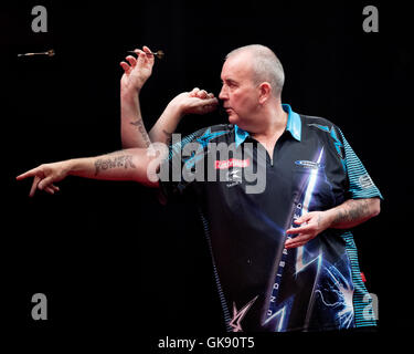 Sydney, Australie. Août 18, 2016. Une image composite de 16 fois Champion du monde de fléchettes Phil Taylor de la 'puissance' (FRA) comme il joue une balle dans son match contre star Australienne de 21 ans de Corey Cadby pendant le premier tour de la Ladbrokes Sydney fléchettes maîtres. Phil Taylor a gagné son match contre Corey Cadby 6-3 au Star Event Center. Credit : Hugh Peterswald/Pacific Press/Alamy Live News Banque D'Images