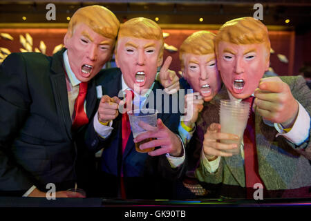 Sydney, Australie. Août 18, 2016. Fléchettes fans habillés comme Donald Trump, profiter de l'atmosphère au cours de la Ladbrokes Sydney Fléchettes Masters Premier tour au Star Event Center. Credit : Hugh Peterswald/Pacific Press/Alamy Live News Banque D'Images