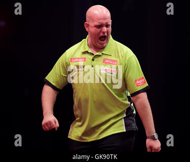 Sydney, Australie. Août 18, 2016. Michael van Gerwen (NED) réagit au cours de son match contre Cody Harris (NZL) pour le premier tour de la Ladbrokes Sydney fléchettes maîtres. Michael van Gerwen a gagné son match contre Cody Harris 6-2 au Star Event Center. Credit : Hugh Peterswald/Pacific Press/Alamy Live News Banque D'Images