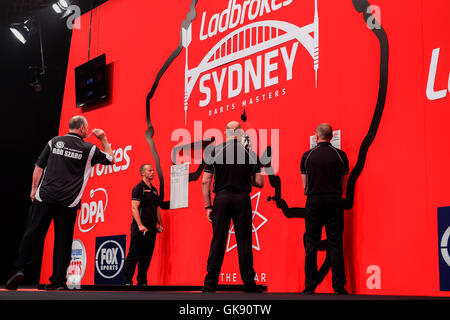 Sydney, Australie. Août 18, 2016. Rob Szabo (NZL) joue un coup pendant son match Adrian Lewis (FRA) contre de la première ronde de la Ladbrokes Sydney fléchettes maîtres. Adrian Lewis a gagné son match contre Rob Szabo 6-3 au Star Event Center. Credit : Hugh Peterswald/Pacific Press/Alamy Live News Banque D'Images