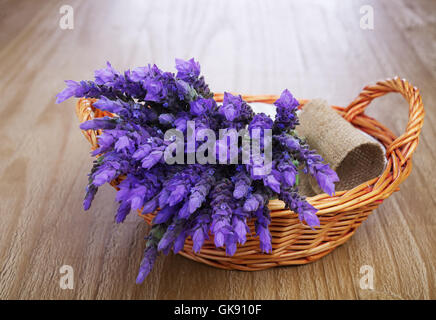 Ensemble de fleurs de lavande dans panier en osier sur la table en bois vintage Banque D'Images