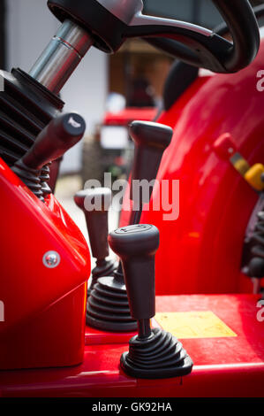 Close up of stick de boîte de vitesses sur le tracteur Banque D'Images