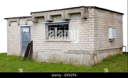 Le nom jeté aucun abri rural ancien est construit à partir de briques de silicate blanc et plaques de béton. Isolées de haut avec patch Banque D'Images